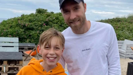 Christian Eriksen posiert mit seinem Fan Björn.