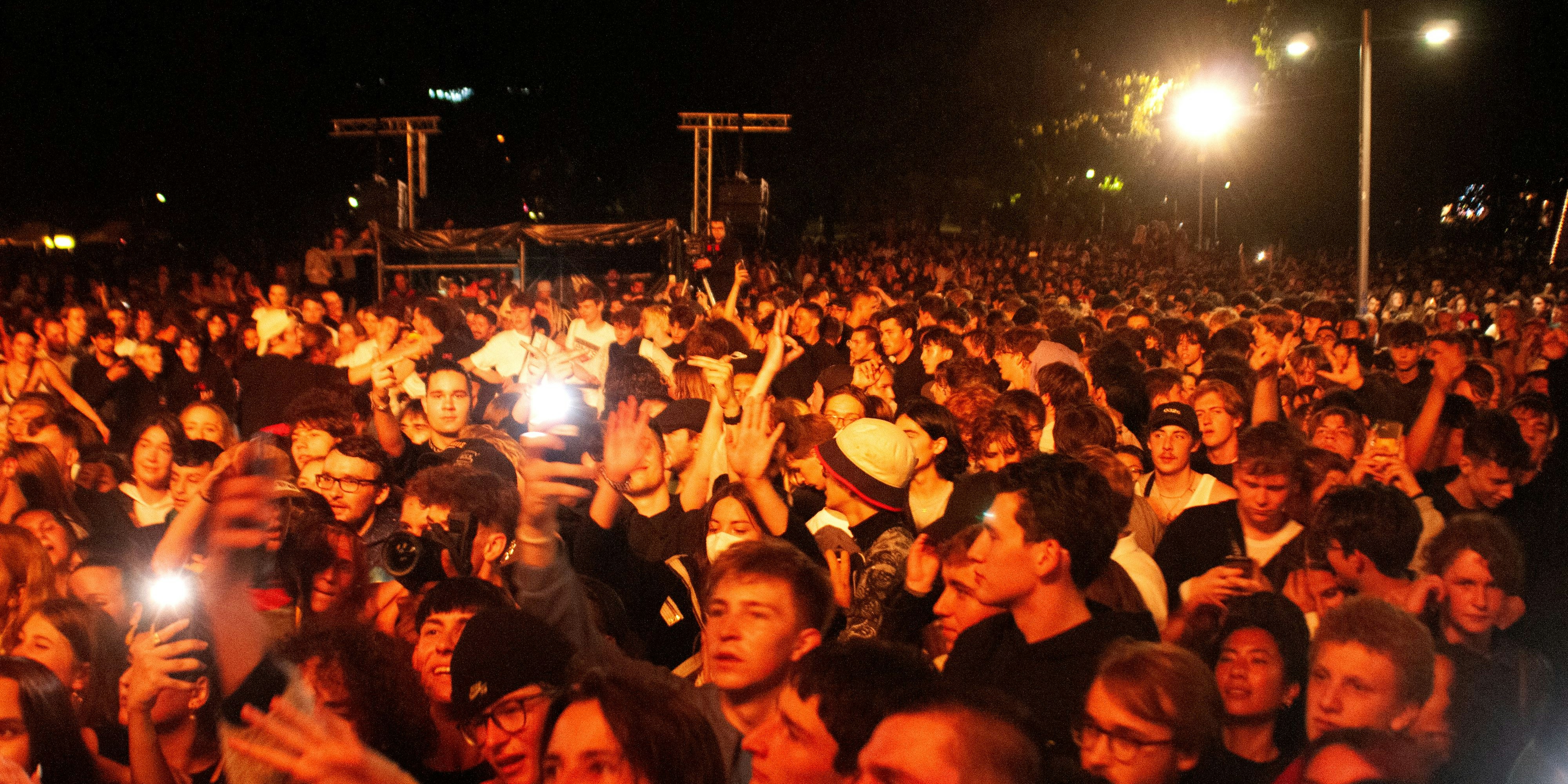Voller Karlsplatz bei Yung Hurn für Volkshilfe