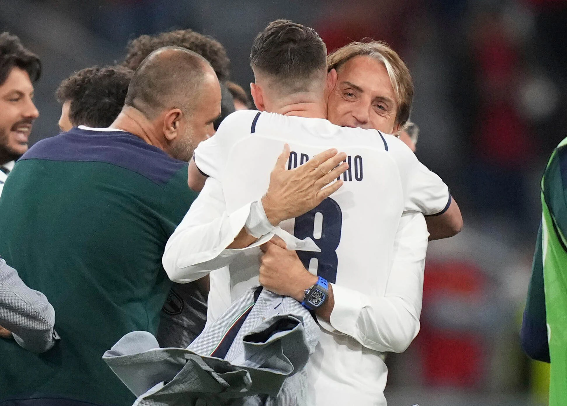 Teamchef Roberto Mancini herzt seinen Ballverteiler Jorginho.