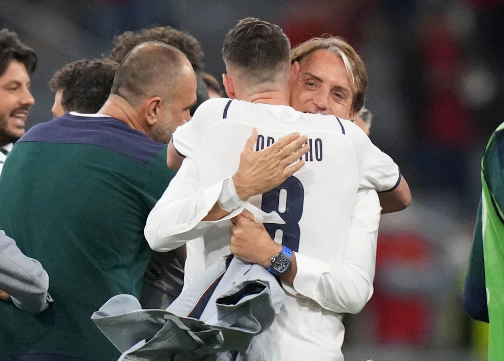 Teamchef Roberto Mancini herzt seinen Ballverteiler Jorginho.