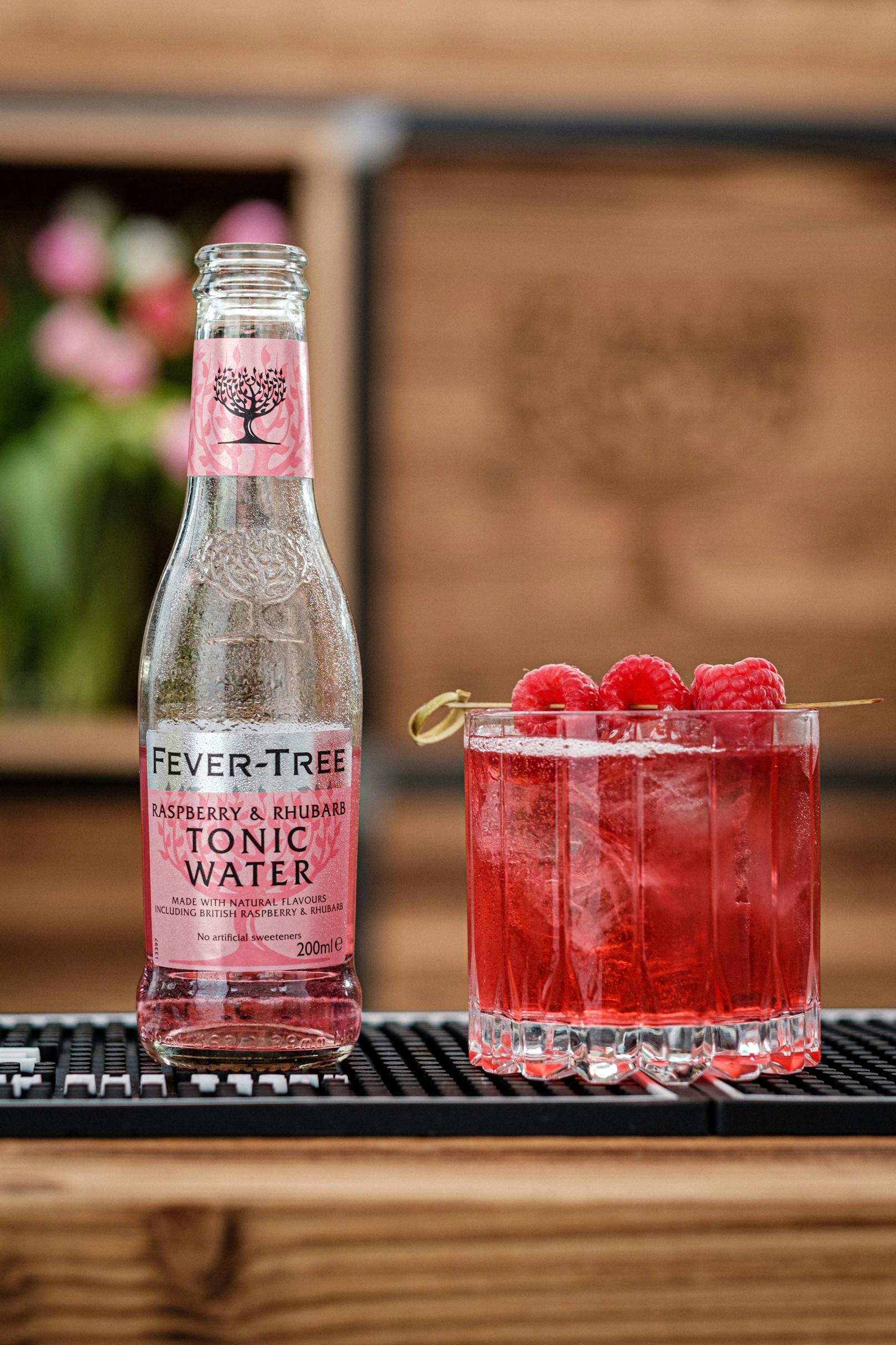 <strong>Pink Spritz: </strong>Ein Glas mit Eiswürfeln füllen und 4cl Gin hinzufügen. Mit Raspberry &amp; Rhubarb Tonic auffüllen und mit frischen Himbeeren garnieren.
