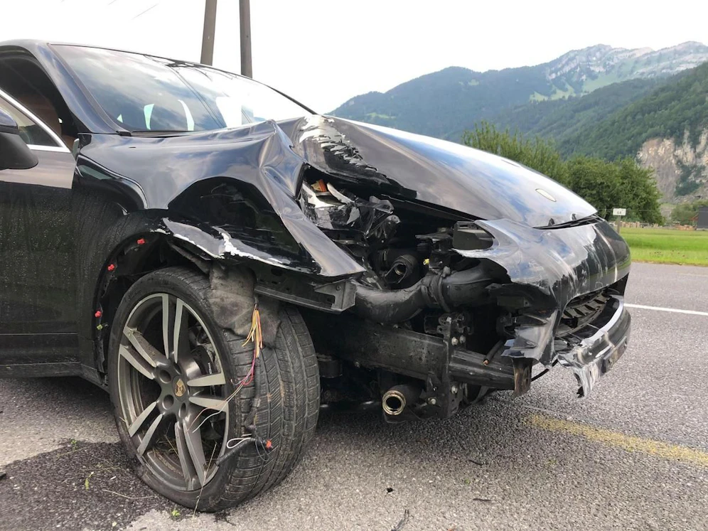 Teurer Unfall: Ein Porsche kam von der Straße ab und kollidierte mit 15 Zaunpfosten und einer Straßenlaterne.