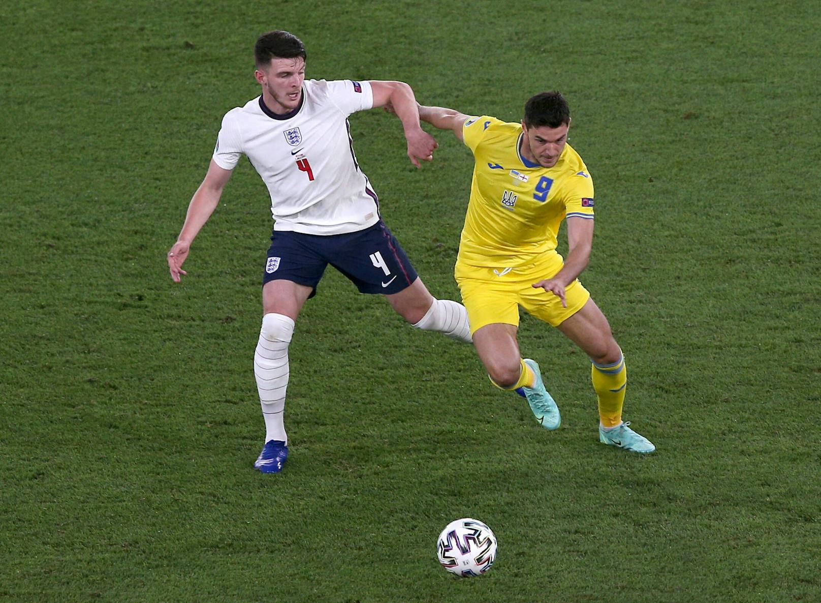 Declan Rice im Duell mit Roman Yaremchuk. 