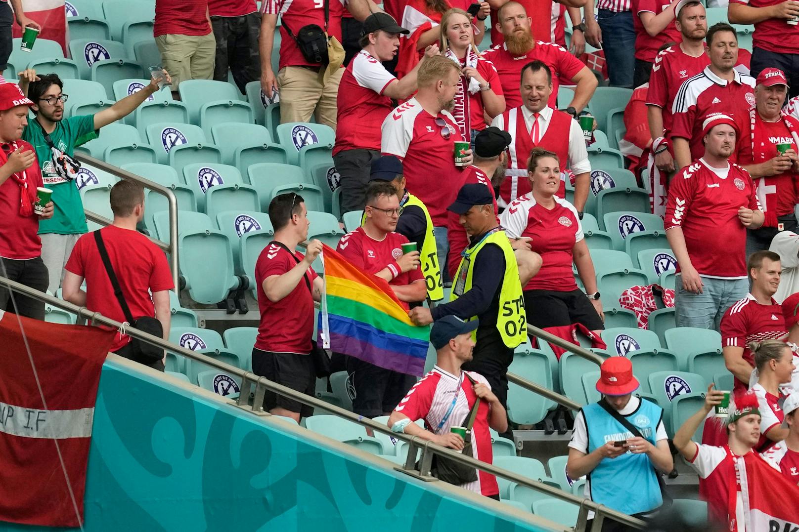 Ein Dänemark-Fan hatte seine Regenbogen-Fahne abgeben müssen. 