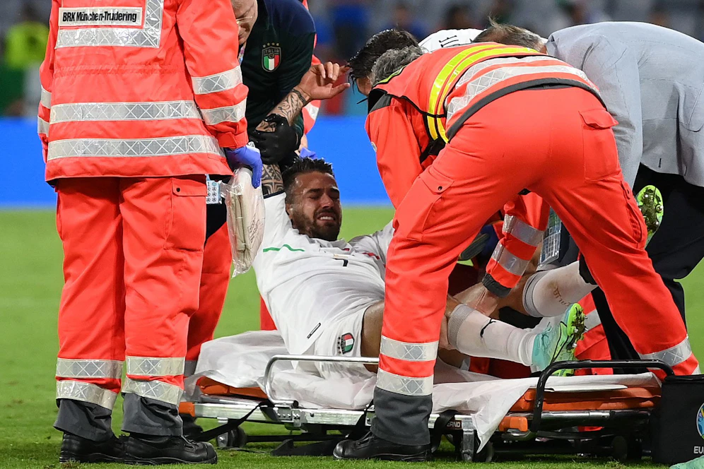 Leonardo Spinazzola wurde unter starken Schmerzen vom Platz getragen.