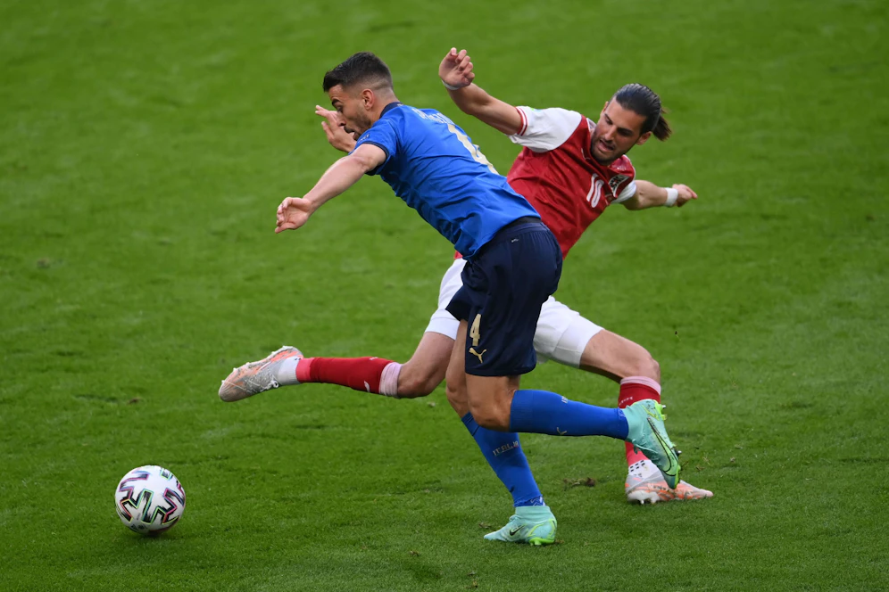 Florian Grillitsch im Zweikampf mit Italiens Leonardo Spinazzola.