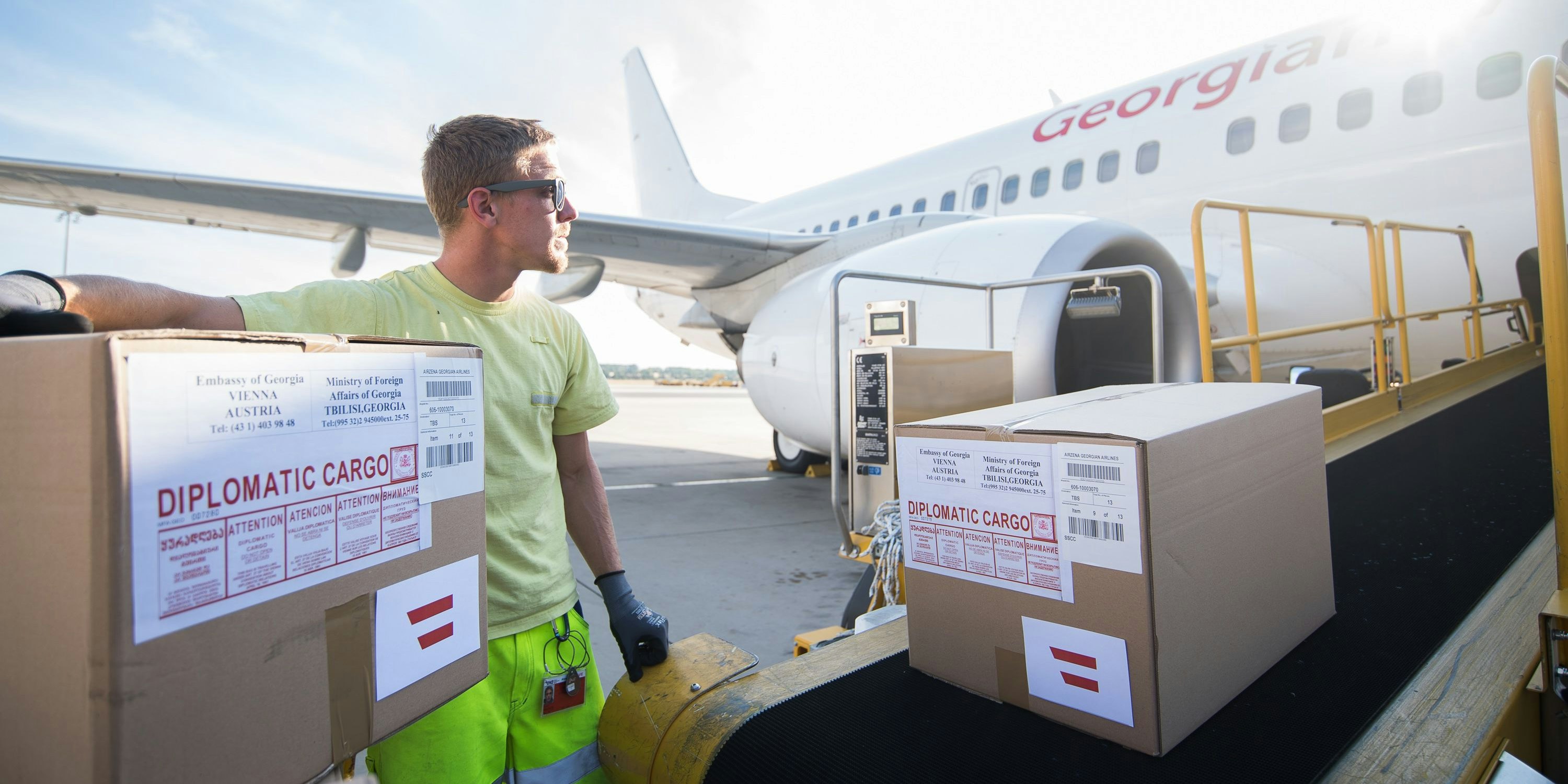 Österreich hilft Georgien mit 5000 Dosen AstraZeneca. Beladung und Abflug vom Flughafen Wien Schwechat.