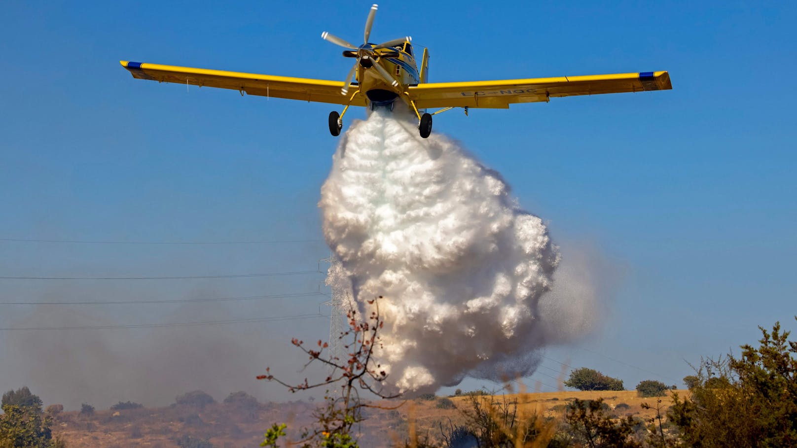 Ein Löschflugzeug anlässlich der Waldbrände auf Zypern