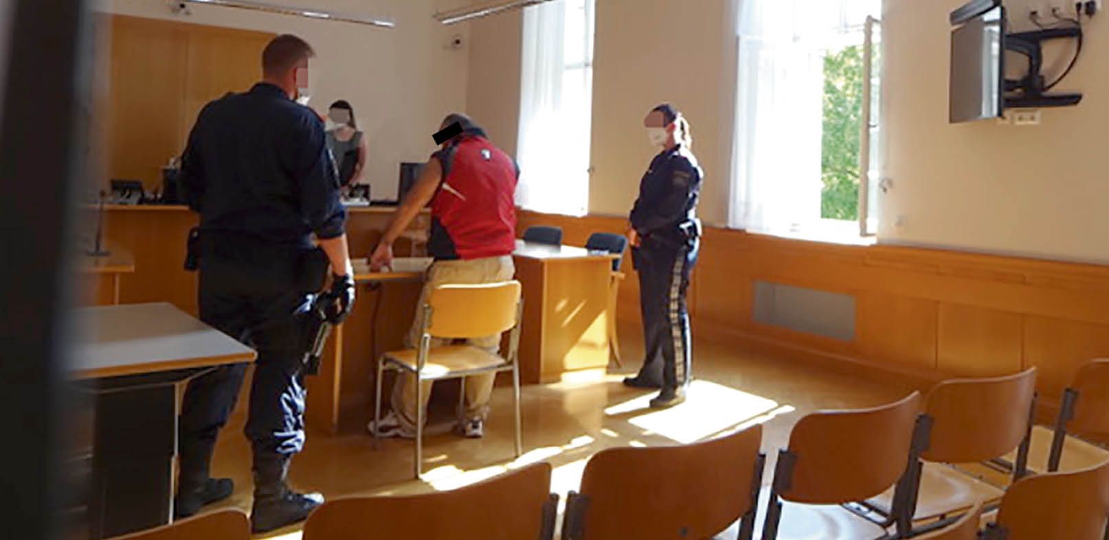 Gerichtsvollzieher gedroht: Angeklagter vor Gericht