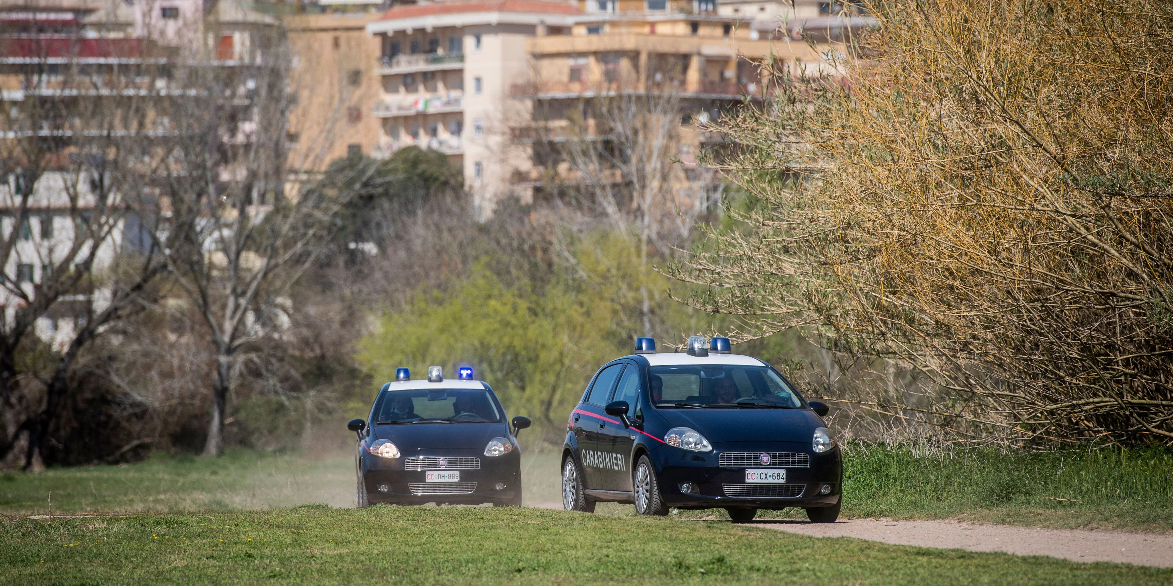 Download von www.picturedesk.com am 04.07.2021 (10:30).  Carabinieri officers carry out checks with the aid of a drone remotely piloted in the Caffarella park for compliance with the rules on containment of Cornavirus, Rome, ITALY-25-03-2020 - 20200325_PD5002 - Rechteinfo: Rights Managed (RM)