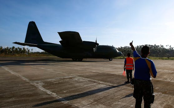 Eine C130 des philippinischen Militärs startet, um Hilfsgüter nach einer Taifun-Katastrophe auszuliefern. Archivbild