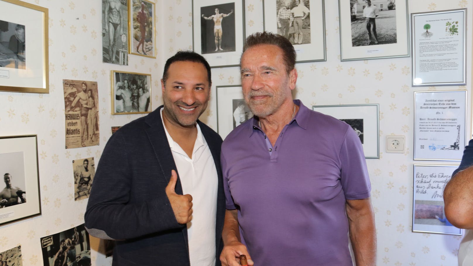 Schauspieler Anoushiravan Mohseni und Arnold Schwarzenegger 