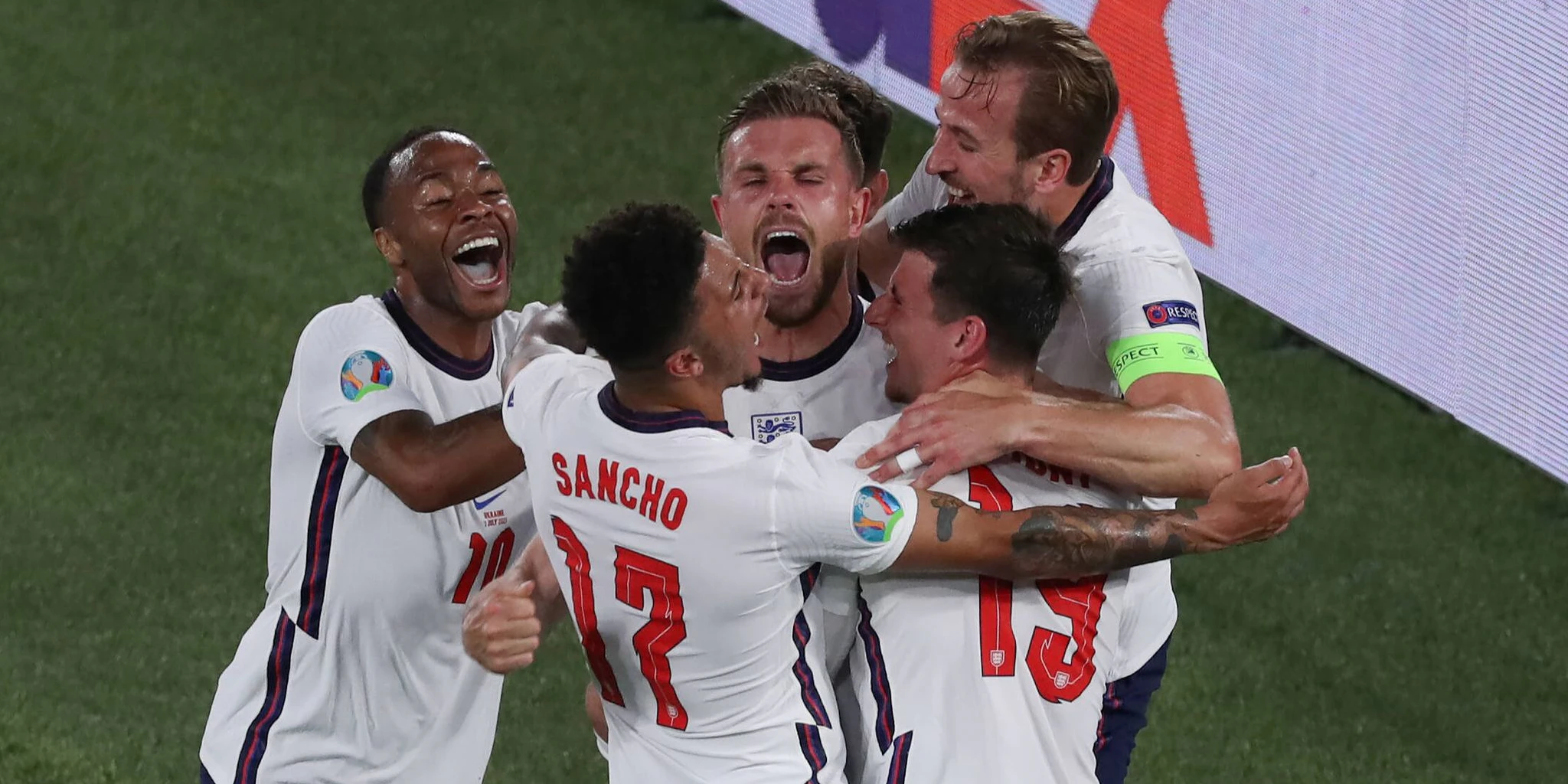 England jubelt in unschuldigem Weiß. 