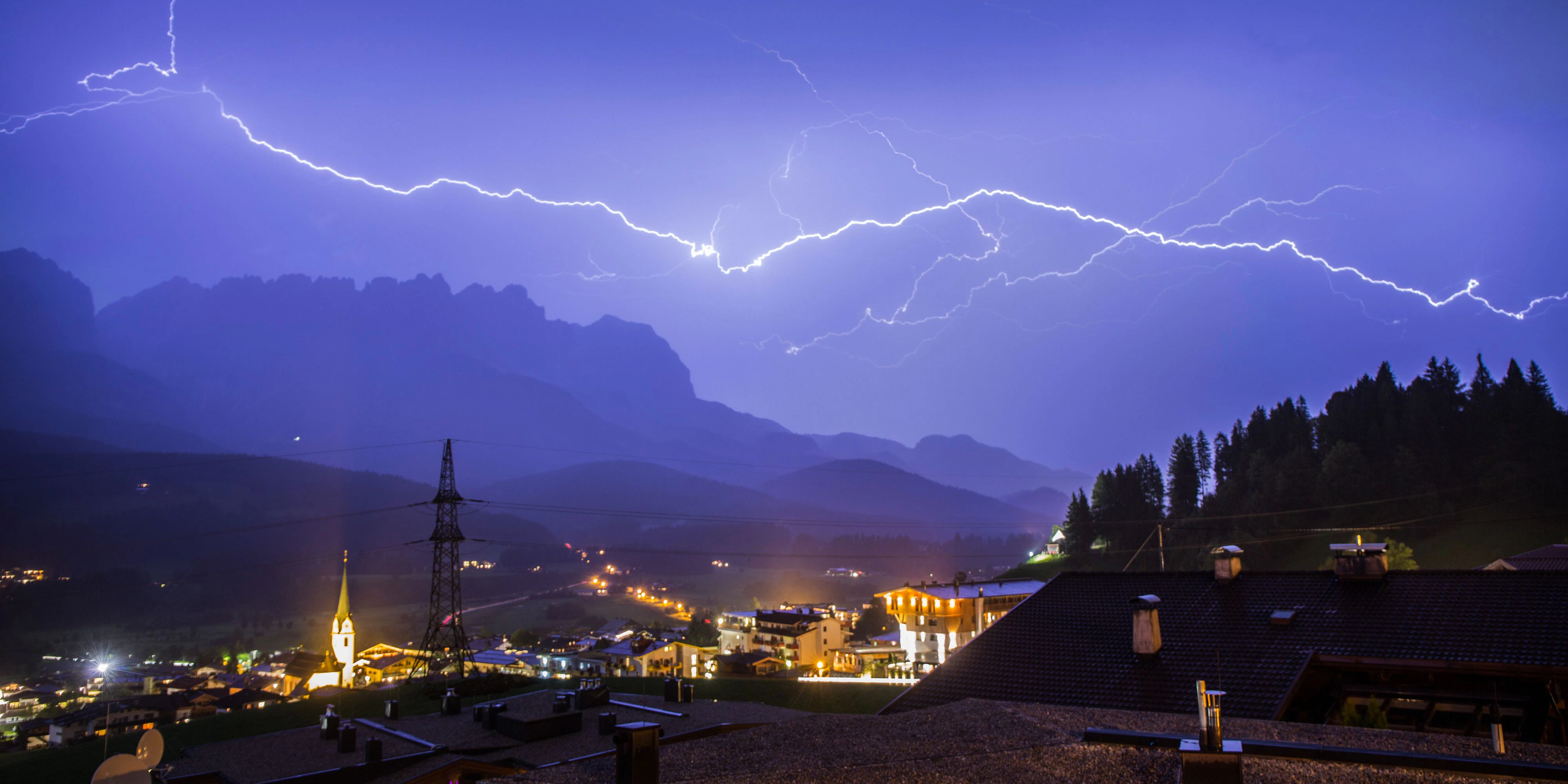 Gewitter rollen an – Experten warnen vor Starkregen - Vimarsana News