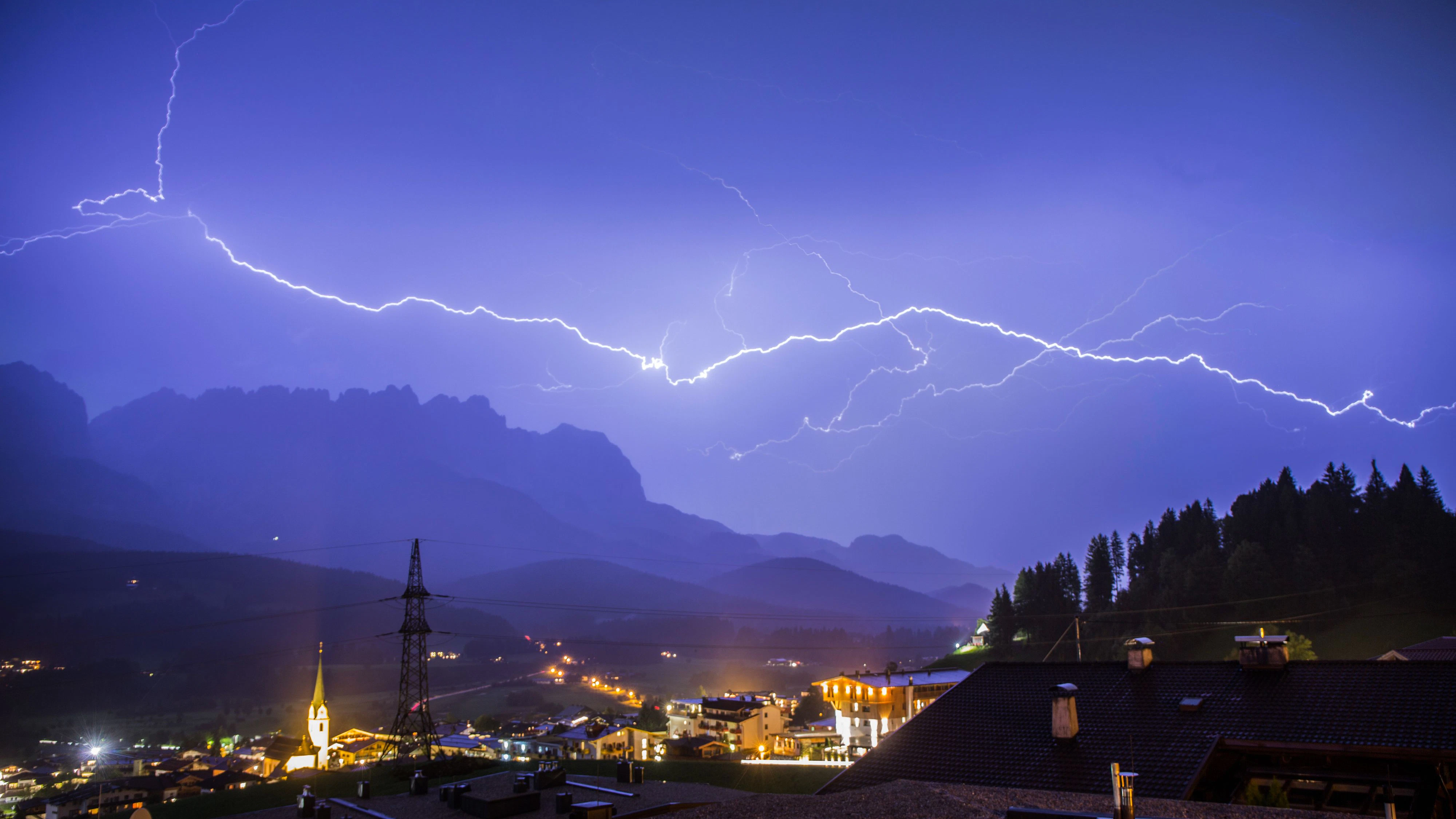 Blitze über dem abendlichen Himmel von Ellmau in Tirol. Archivbild