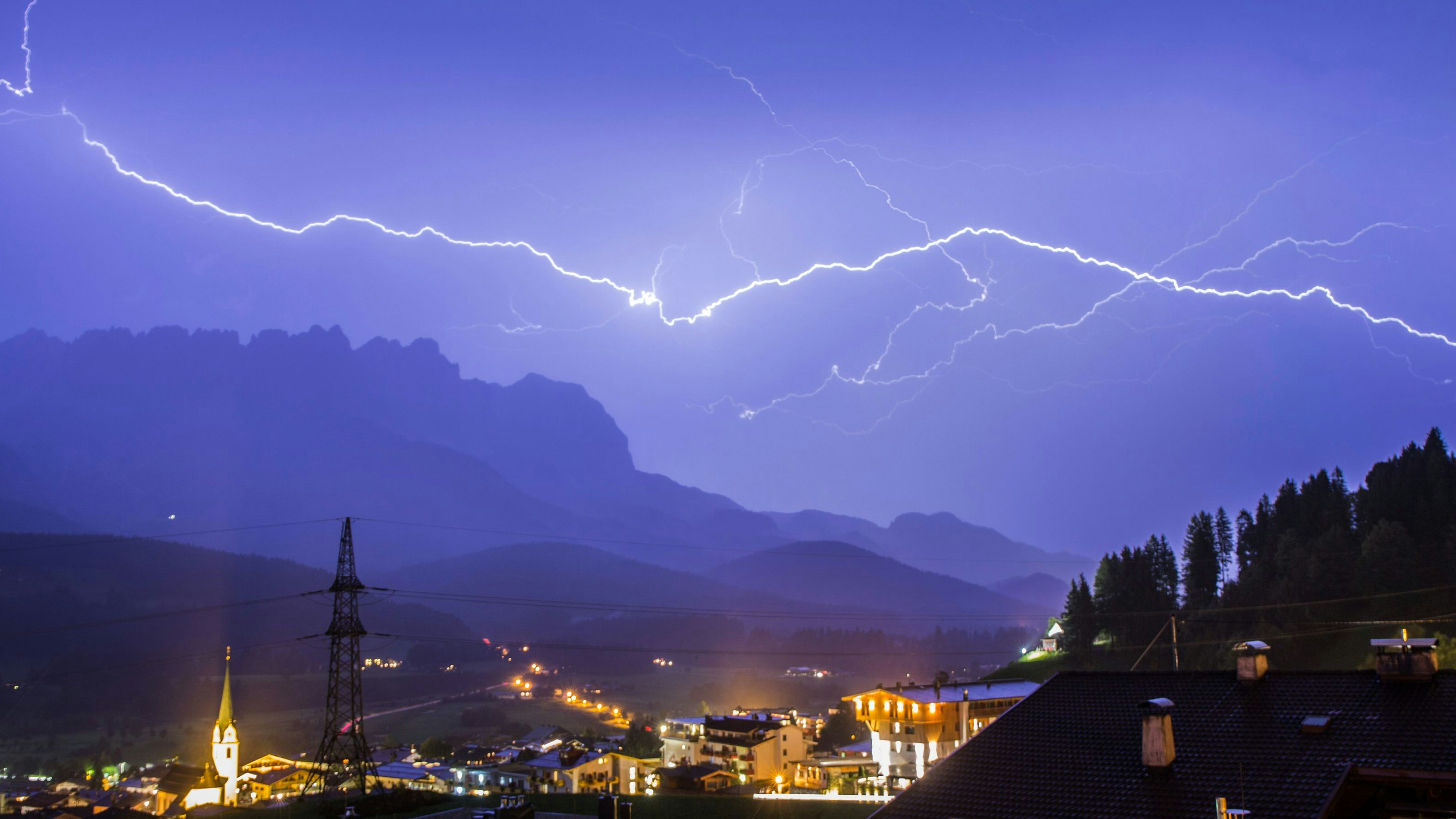 Blitze über dem abendlichen Himmel von Ellmau in Tirol. Archivbild