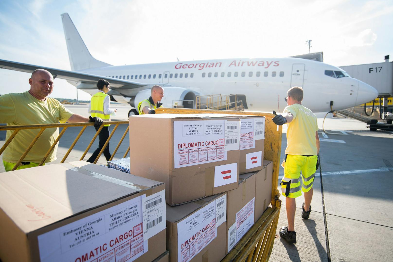 Österreich hilft Georgien mit 5000 Dosen AstraZeneca. Beladung und Abflug vom Flughafen Wien Schwechat.