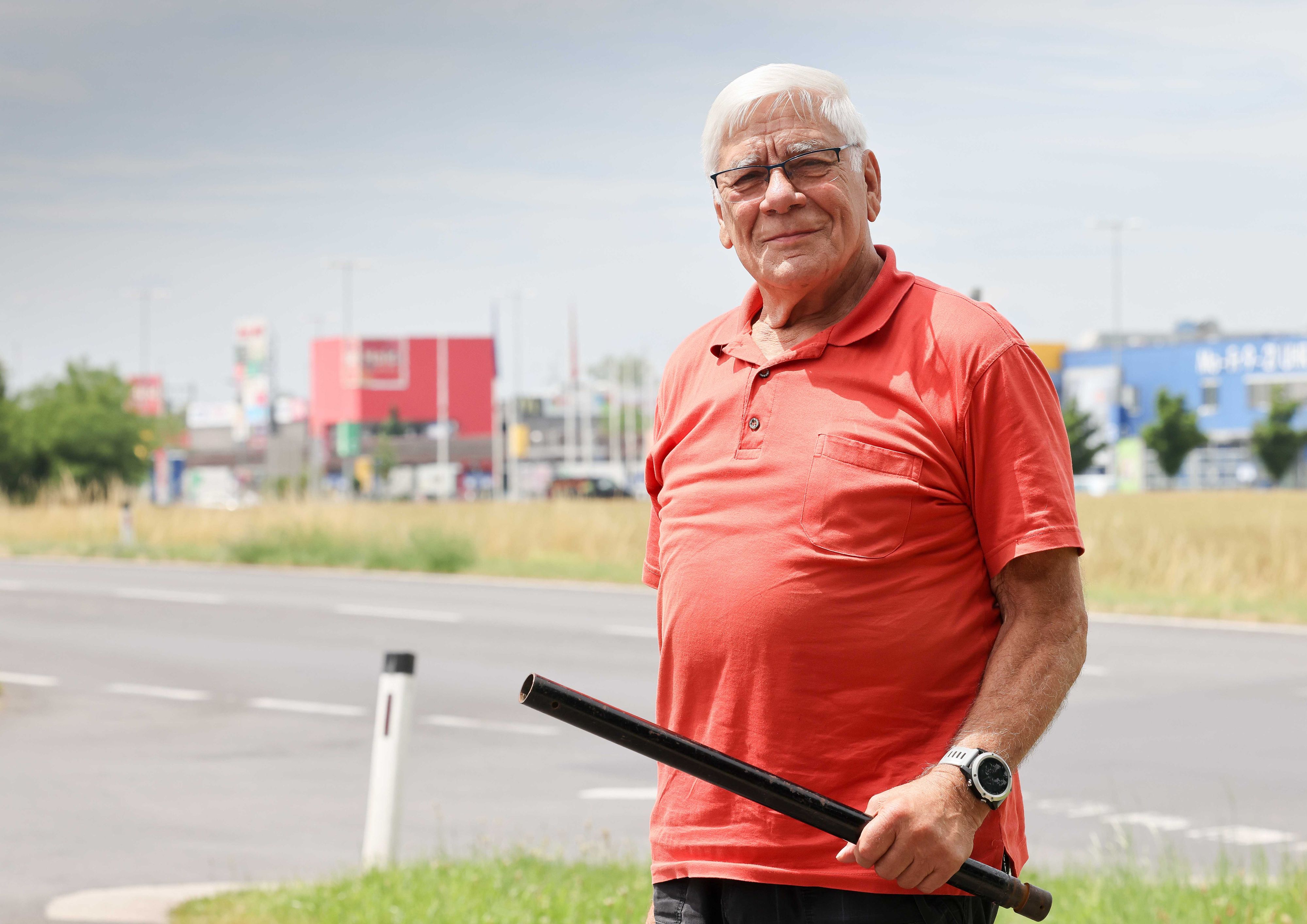 Mit dieser Stange folgte Alfred Michlmayr (78) dem Einbrecher bis ins Hais-Center.