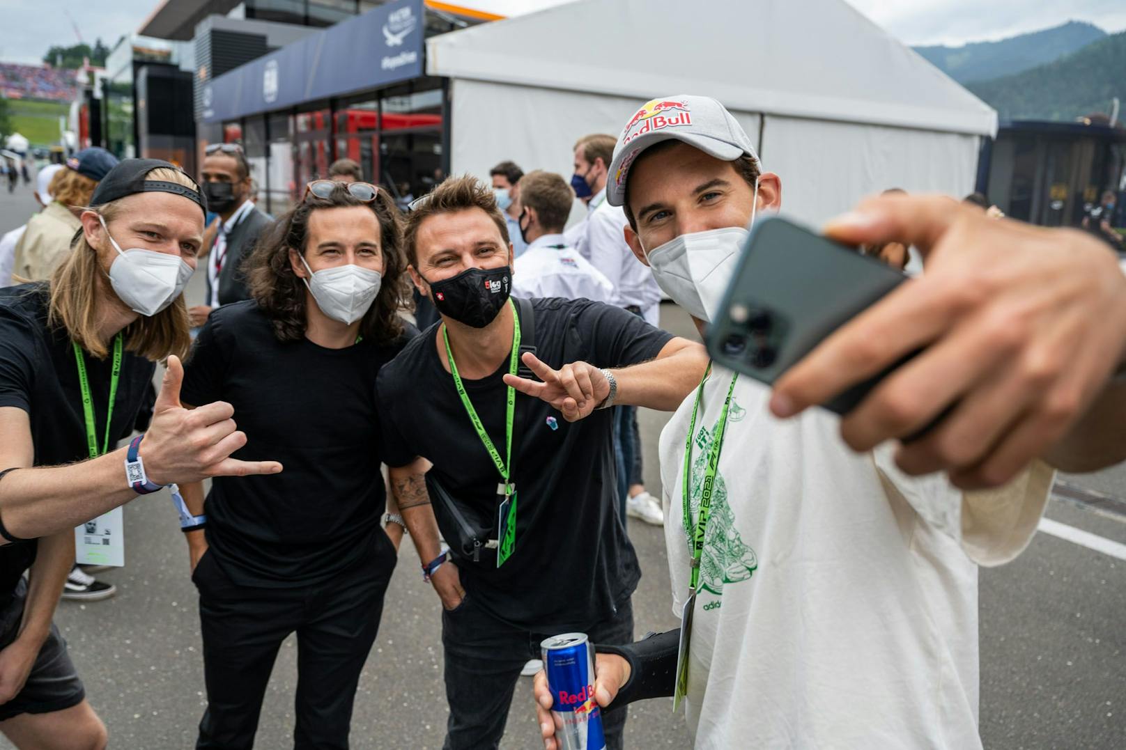 Dominic Thiem schießt ein Selfie mit der Band "Folkshilfe".