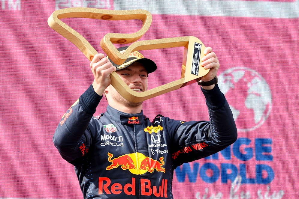 Max Verstappen mit der Sieger-Trophäe.