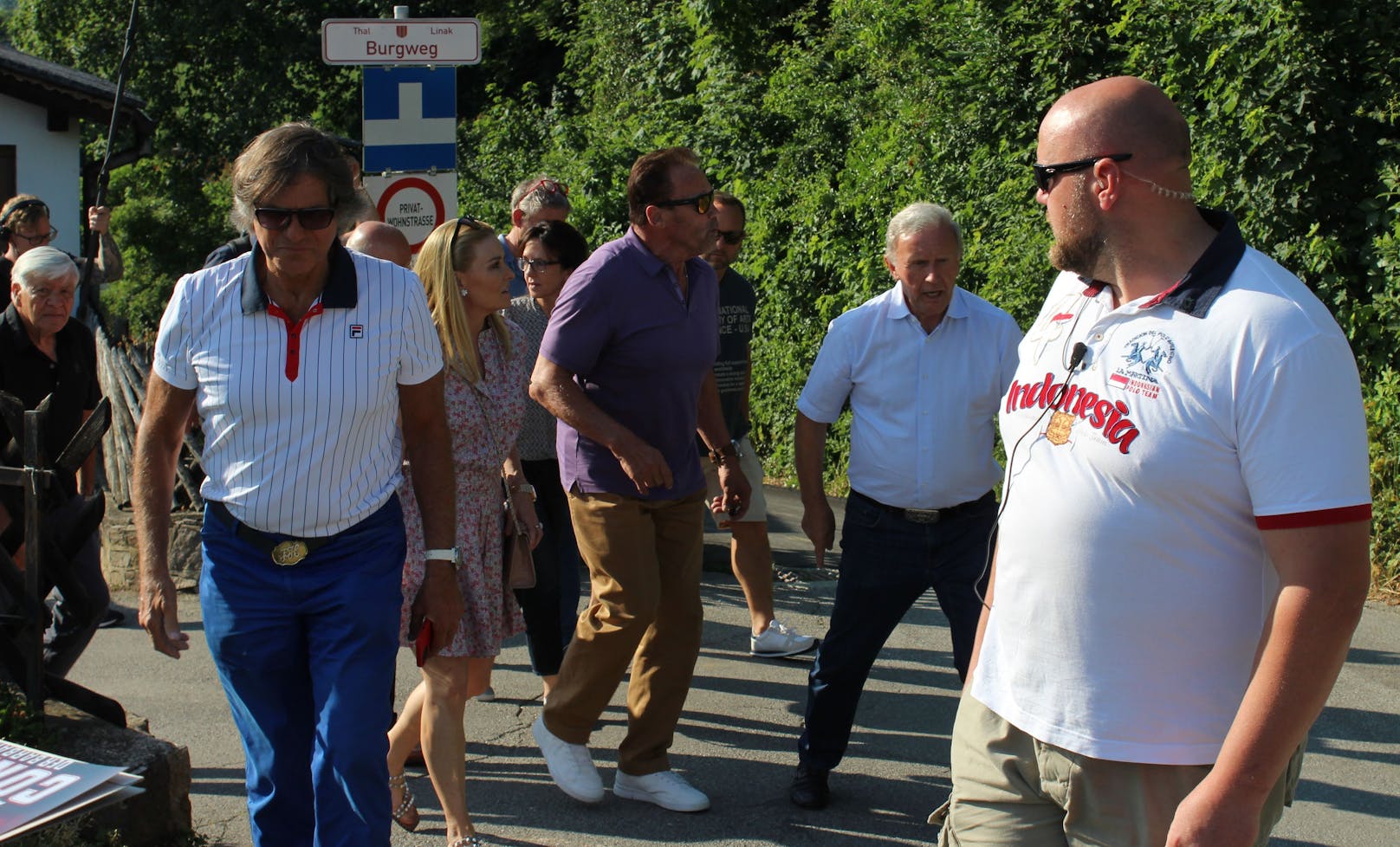 Arnie spaziert mit Fans durch seinen Geburtsort Thal.