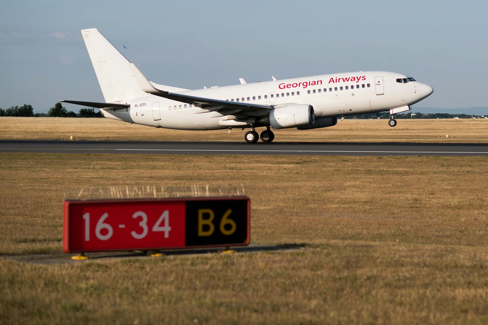 Österreich hilft Georgien mit 5000 Dosen AstraZeneca. Beladung und Abflug vom Flughafen Wien Schwechat.