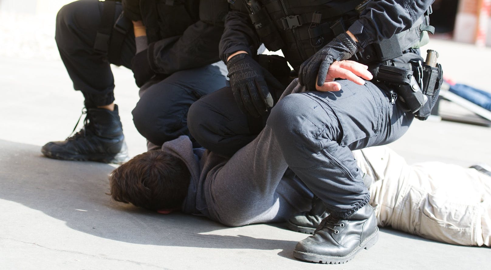 Während der Festnahme musste der 21-Jährige von Polizisten auf dem Boden fixiert werden. (Symbolbild)