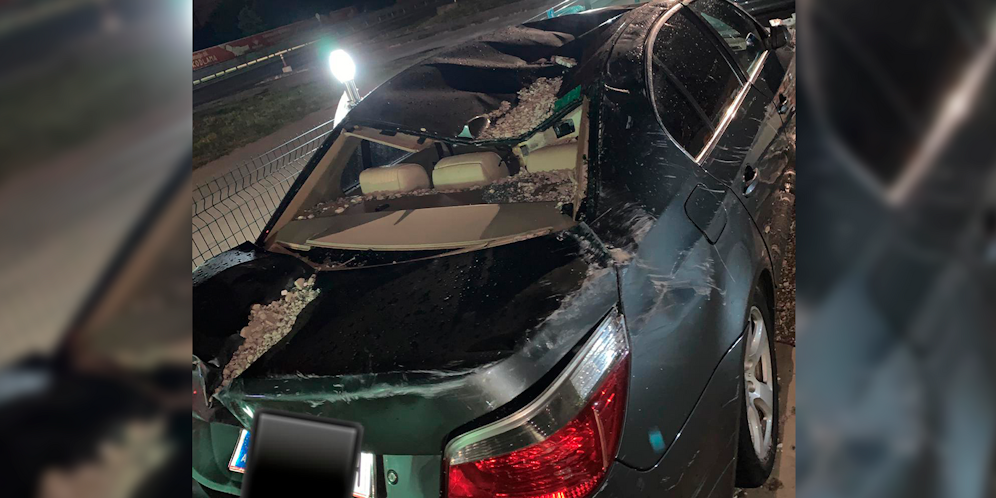 Herunterstürzende Bauteile zerstörten die Autos mit Wiener Kennzeichen.