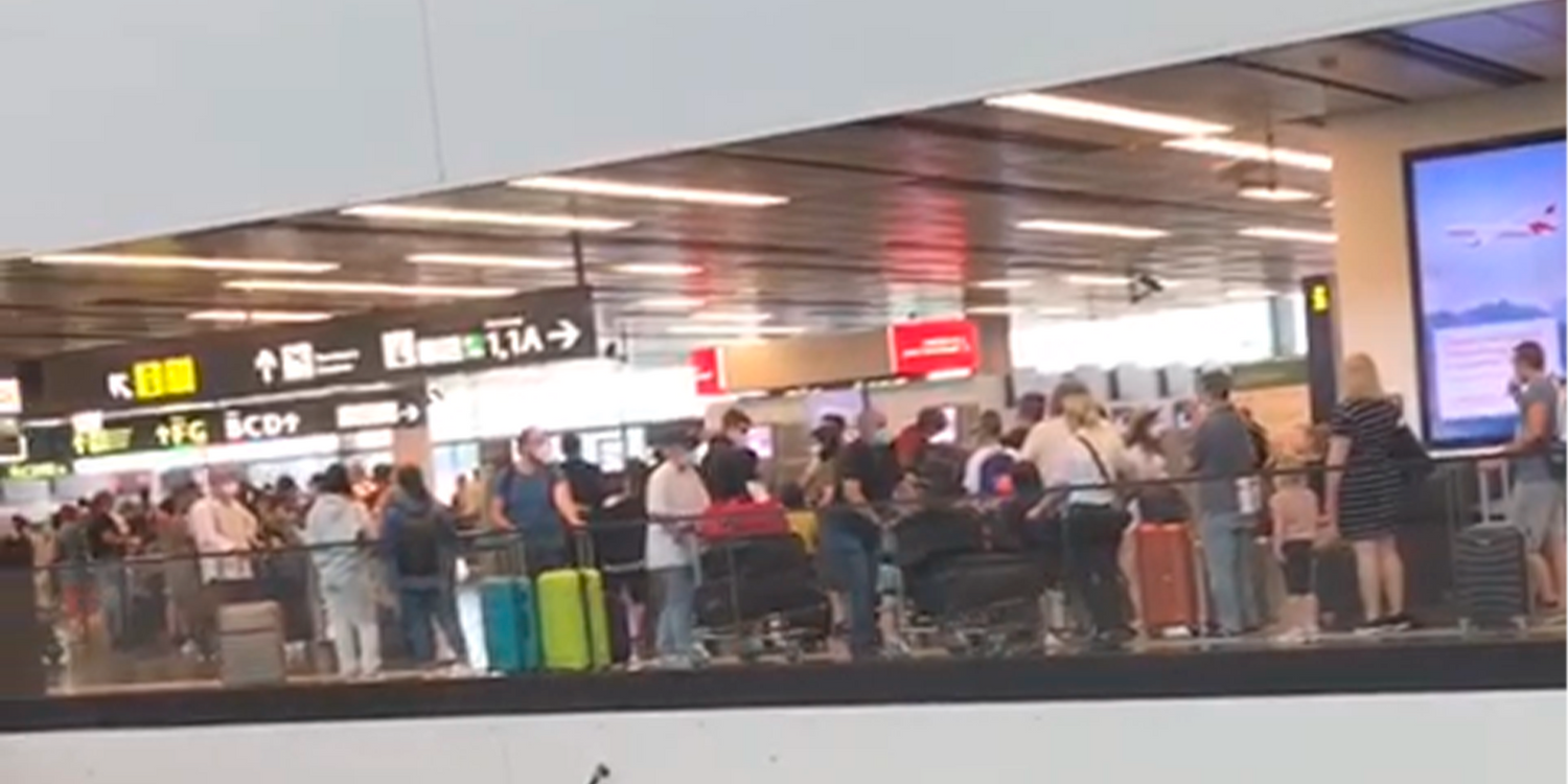 Vor den Check-in-Schaltern bildete sich eine Riesen-Schlange.