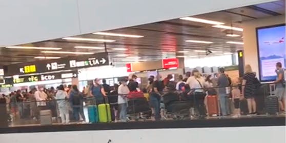 Vor den Check-in-Schaltern bildete sich eine Riesen-Schlange.
