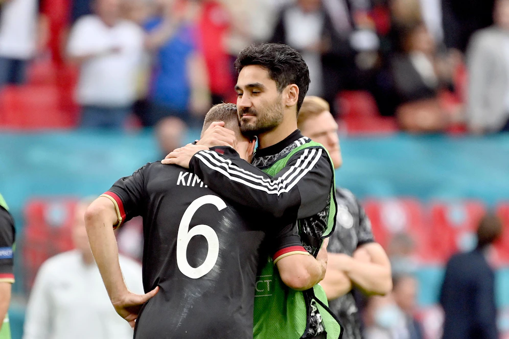 Ilkay Gündogan (r.) denkt über den Team-Rücktritt nach