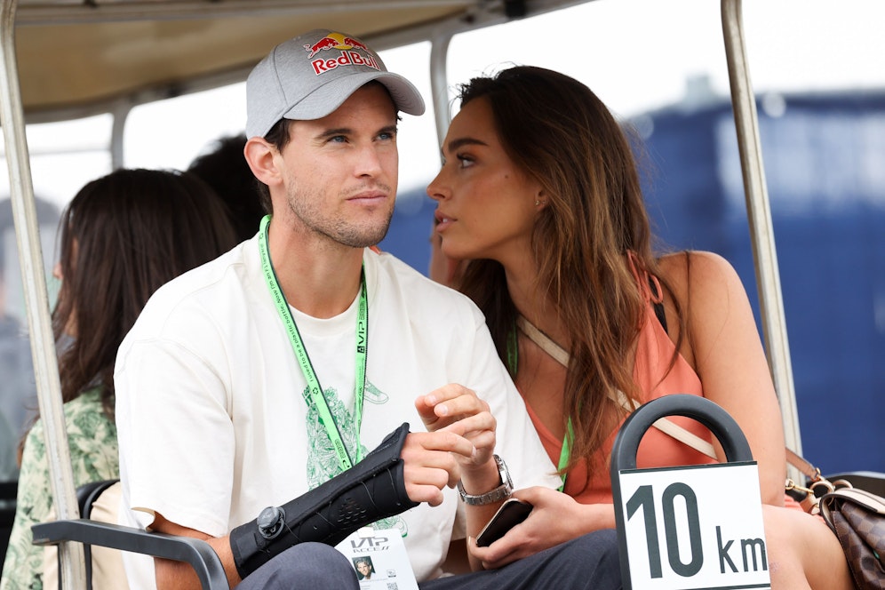 Thiem mit Freundin Lili und schwarzer Schiene in Spielberg