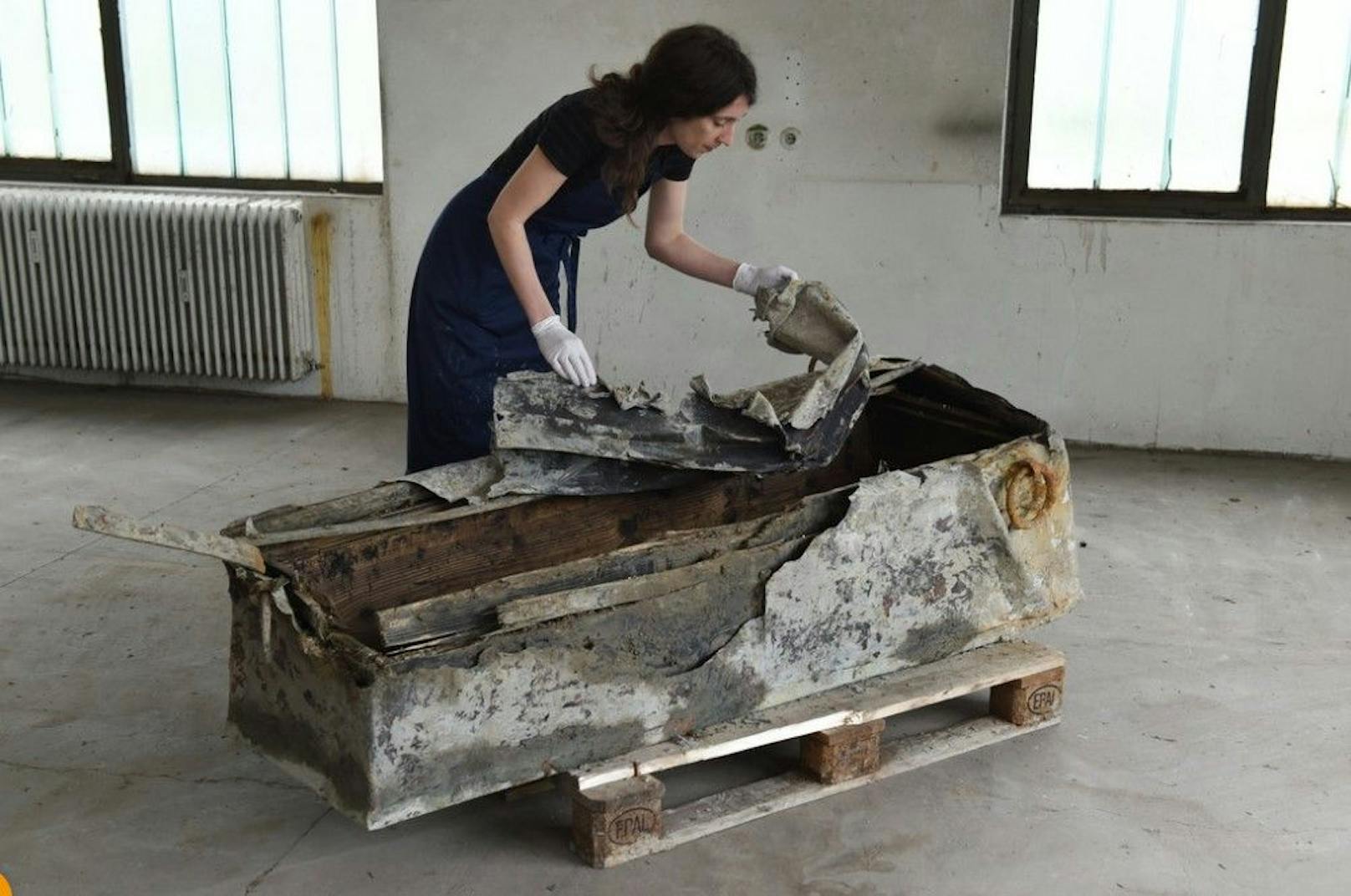 In diesem Metallsarg war Anna Engl begraben. Der Sarg wurde bei Bauarbeiten in Litzlberg gefunden.