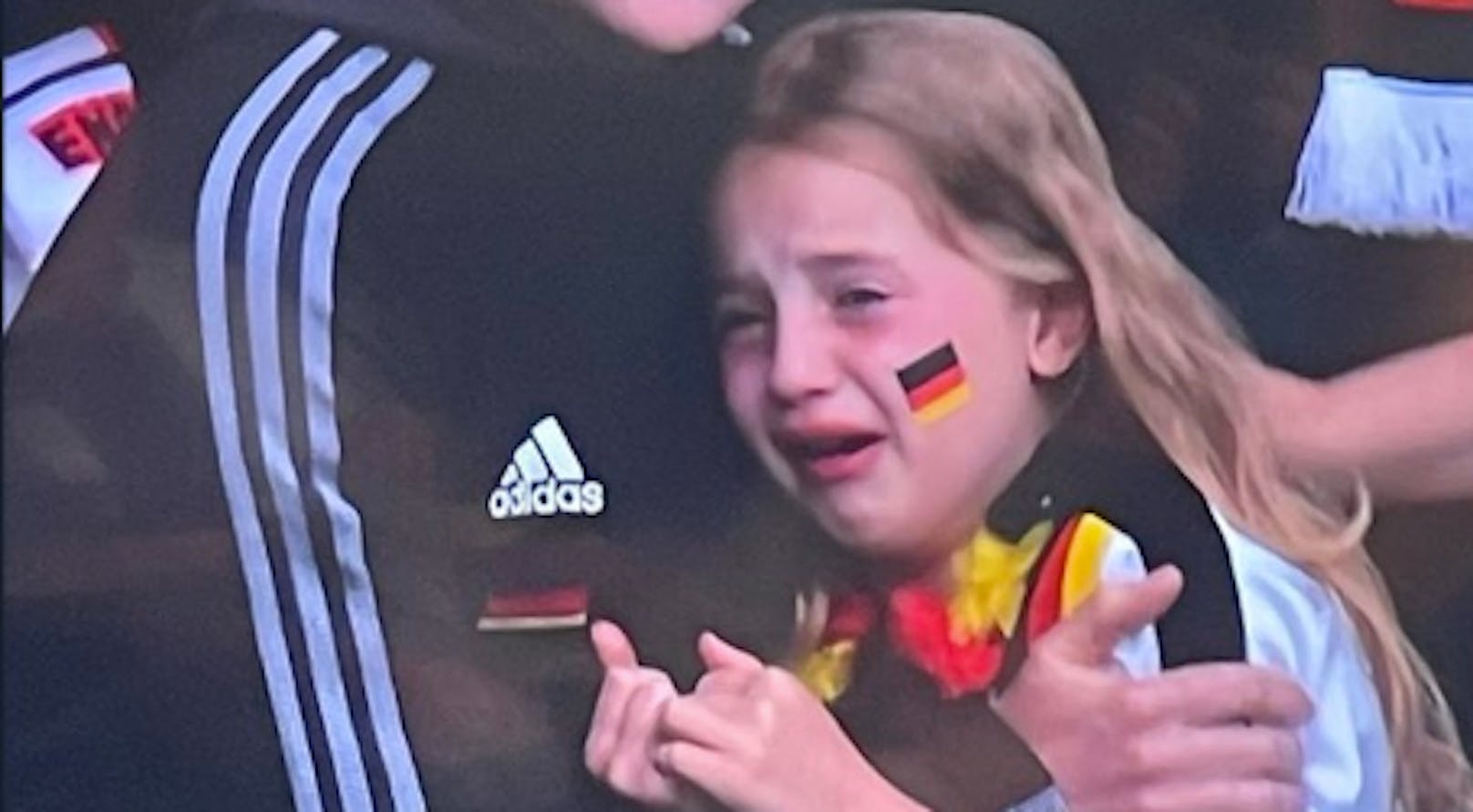Ein kleines Mädchen weint über Deutschlands EM-Aus.