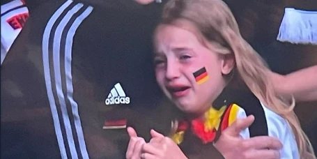 Hass gegen weinendes Mädchen: So reagieren die Fans - Vimarsana News