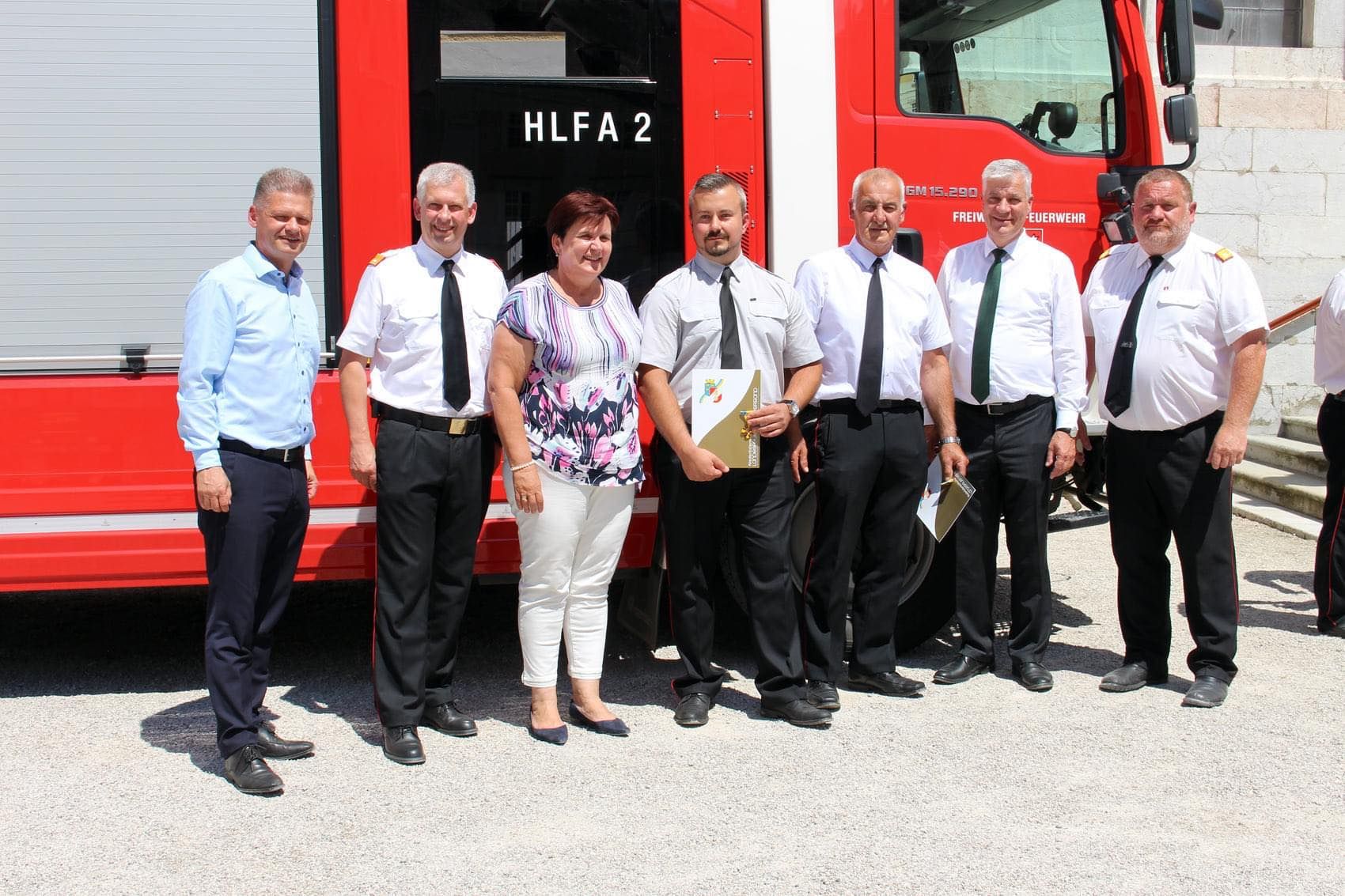 Würdigung beim Beirksehrungstag: Nationalrat Andreas Hanger, Bezirksfeuerwehrkommandant-Stv. Josef Fuchsberger, Landtagsabgeordnete Michaela Hinterholzer, die beiden geehrten Lebensretter LM Stefan Binder und HFM Adi-Leo Hota von der FF Wallsee, Landtagsabgeordneter Anton Kasser, Bezirksfeuerwehrkommandant Rudolf Katzengruber.