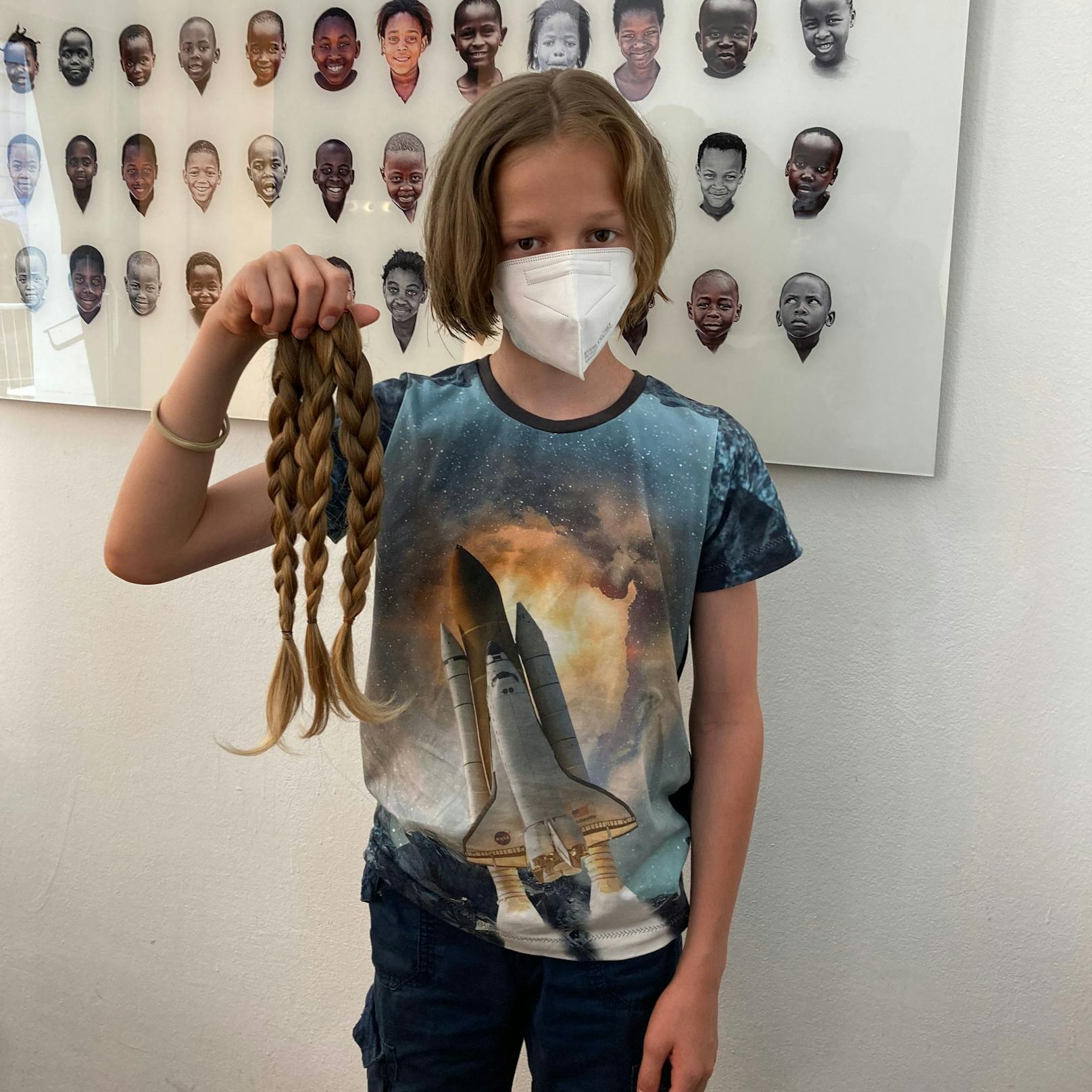 Der 11-jährige Florin spendete seine fast 40 cm lange Haarpracht an den Verein "Haarfee", damit ein krankes Kind eine Echthaarperücke bekommen kann.