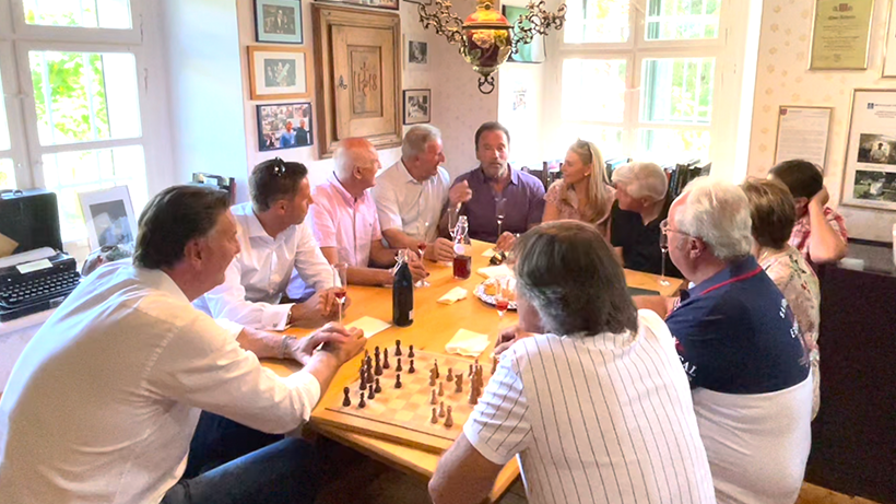 Der "Terminator" schwelgte mit einer alten Freundesrunde in Erinnerungen.