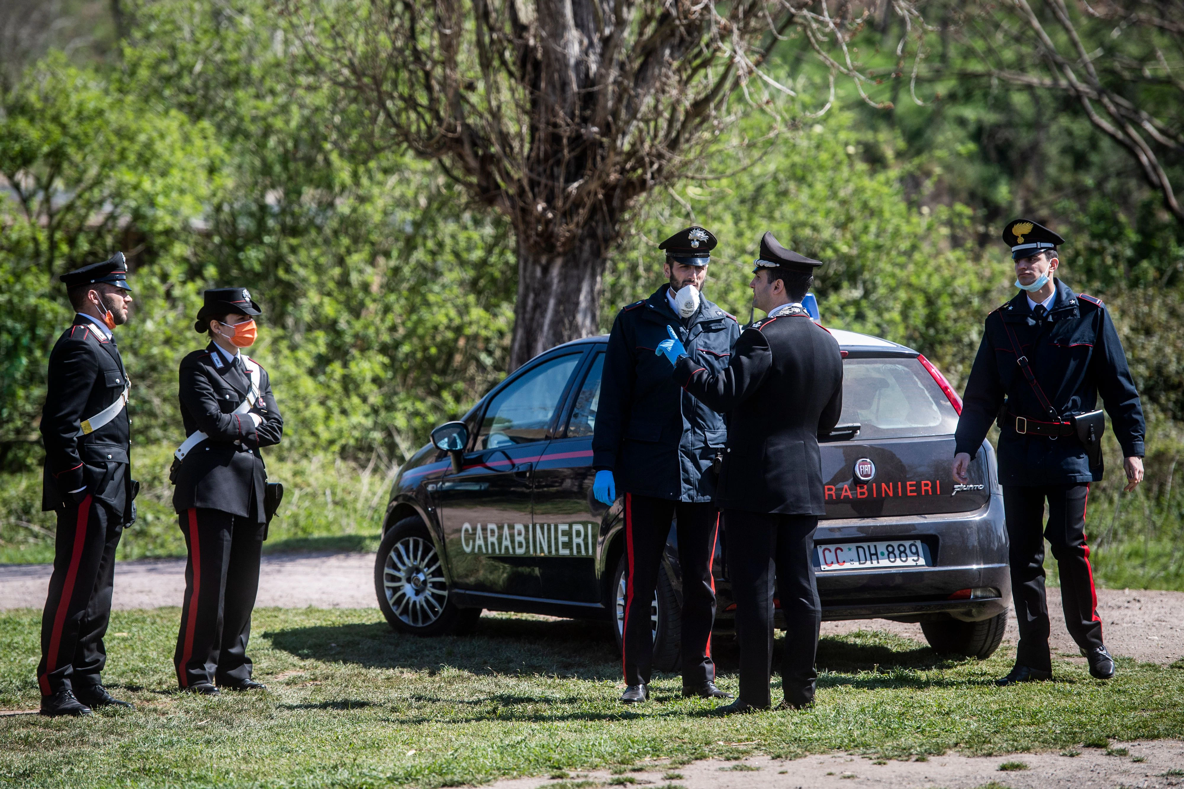 Download von www.picturedesk.com am 04.07.2021 (10:30).  Carabinieri officers carry out checks with the aid of a drone remotely piloted in the Caffarella park for compliance with the rules on containment of Cornavirus, Rome, ITALY-25-03-2020 - 20200325_PD5006 - Rechteinfo: Rights Managed (RM)