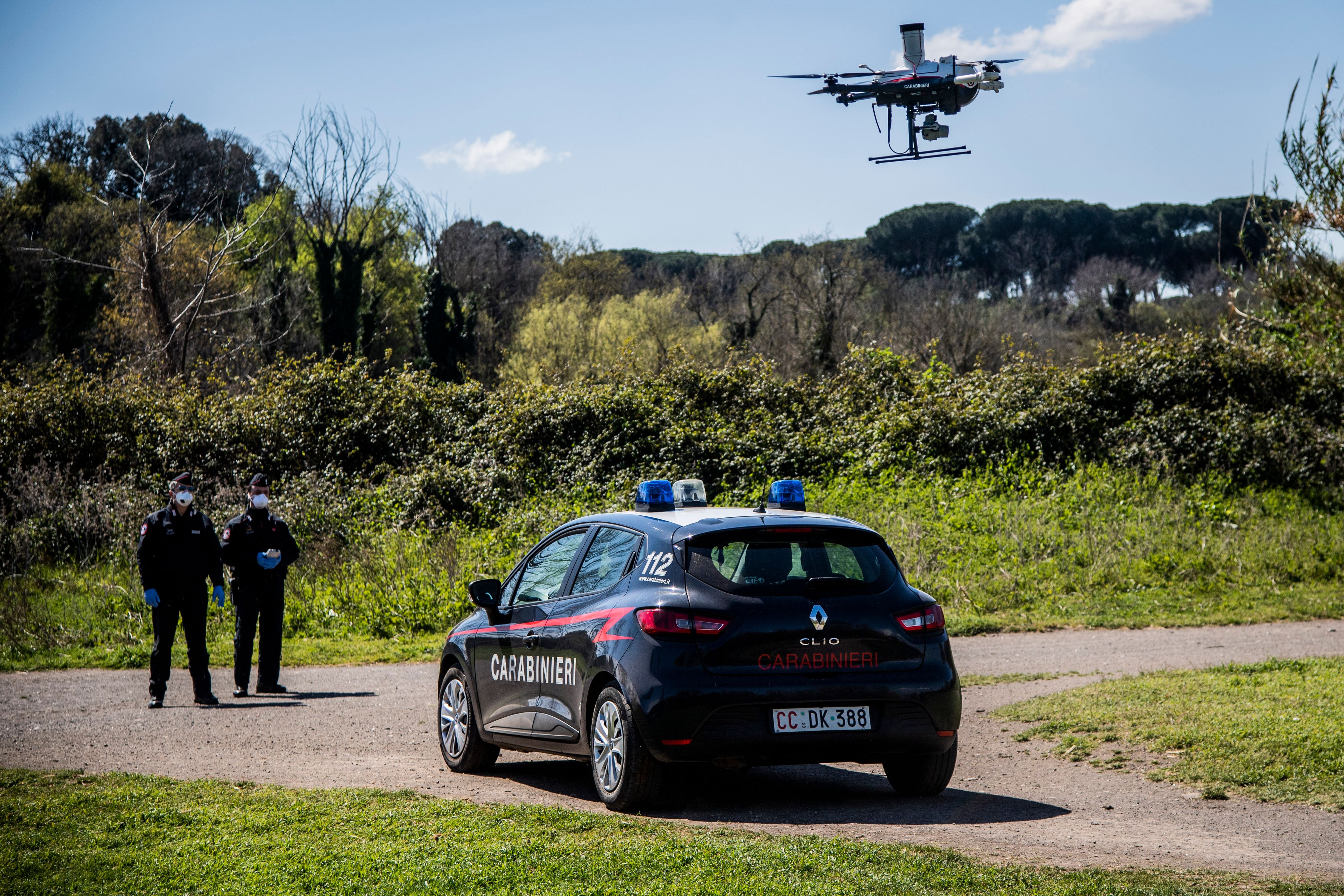 Download von www.picturedesk.com am 04.07.2021 (10:30).  Carabinieri officers carry out checks with the aid of a drone remotely piloted in the Caffarella park for compliance with the rules on containment of Cornavirus, Rome, ITALY-25-03-2020 - 20200325_PD5012 - Rechteinfo: Rights Managed (RM)