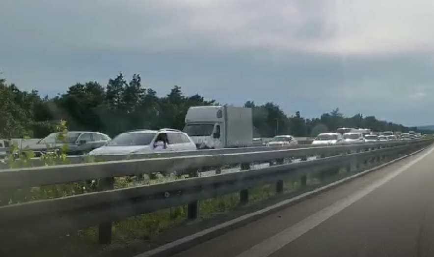 Kilometerlang reichte der Stau am Grenzübergang Suben Richtung Österreich Sonntagabend zurück.