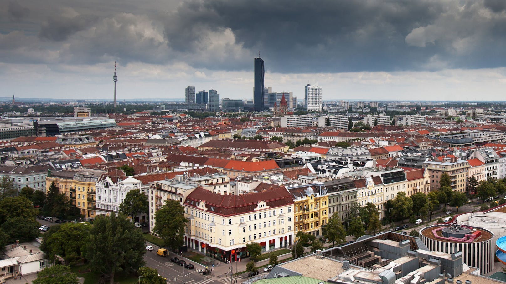 Übersicht der Skyline des nördlichen Donauufer Wiens.