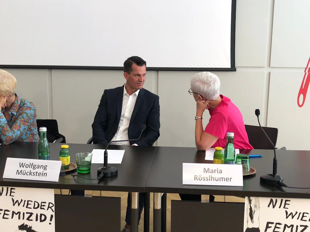 Sozialminister Wolfgang Mückstein im Gespräch mit StoP-Chefin Maria Rösslhumer.