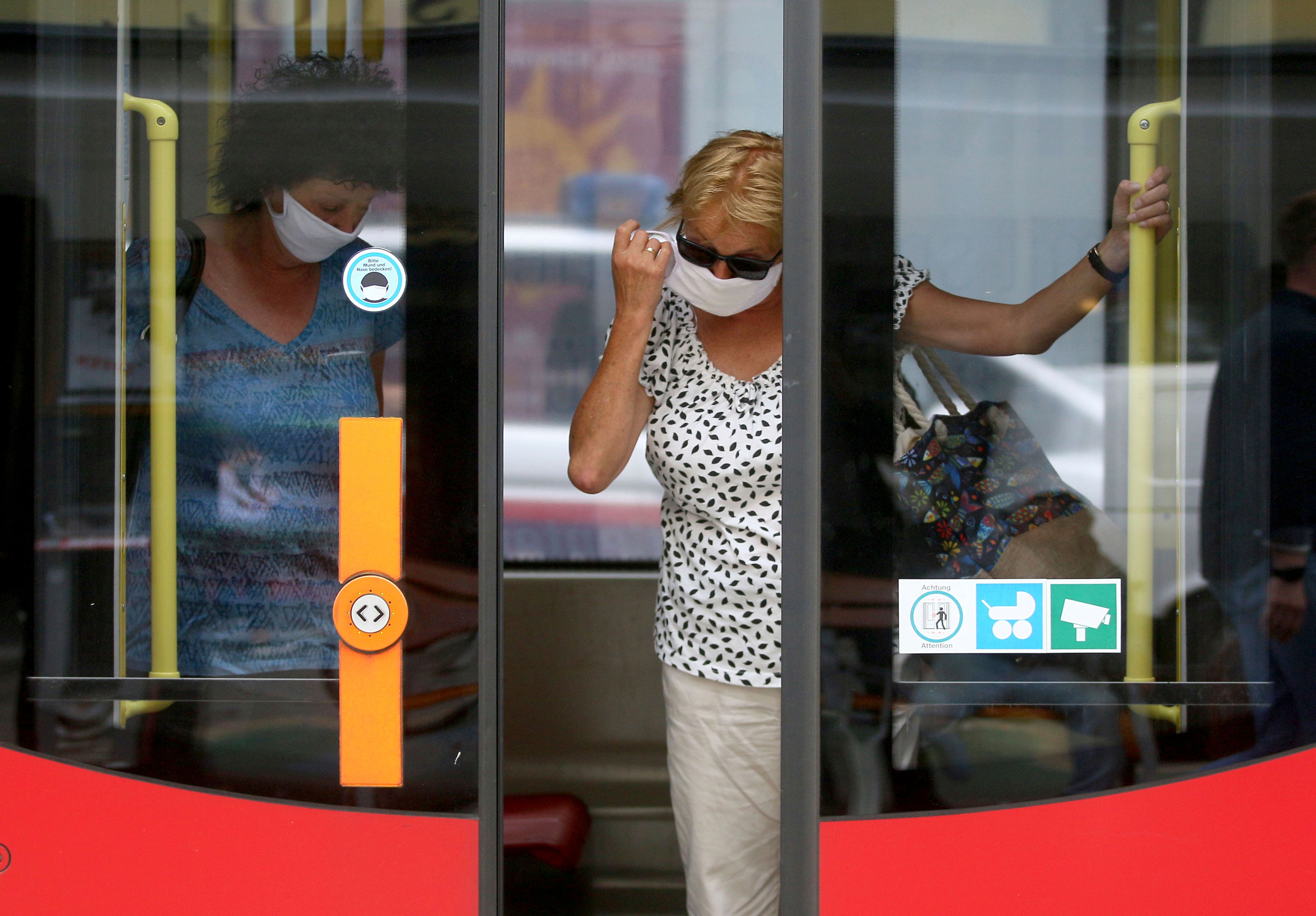 Download von www.picturedesk.com am 05.07.2021 (12:27).  People wear face masks to protect against the coronavirus as they travel by public transport in Vienna, Austria, Wednesday, July 15, 2020. (AP Photo/Ronald Zak) - 20200715_PD4761 - Rechteinfo: Rights Managed (RM)