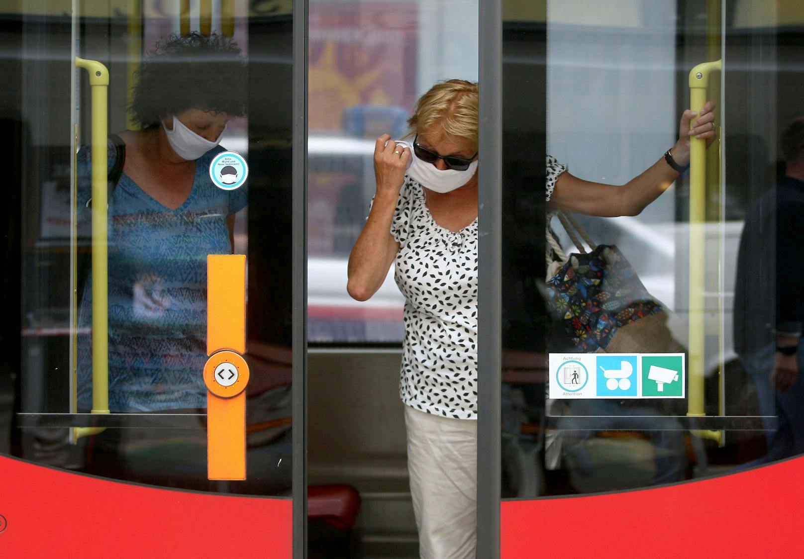 Die FFP2-Maske kann jetzt zu Hause bleiben. Ein Mund-Nasen-Schutz reicht in den Öffentlichen Verkehrsmitteln aus.