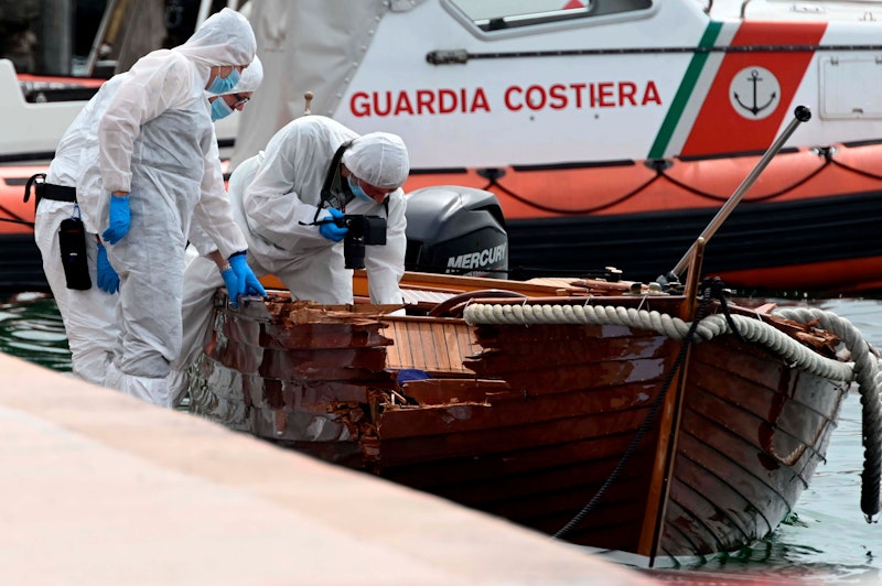 Die italienische Forensiker untersuchen den Schaden an dem Boot, auf dem ein italienisches Paar ums Leben kam.