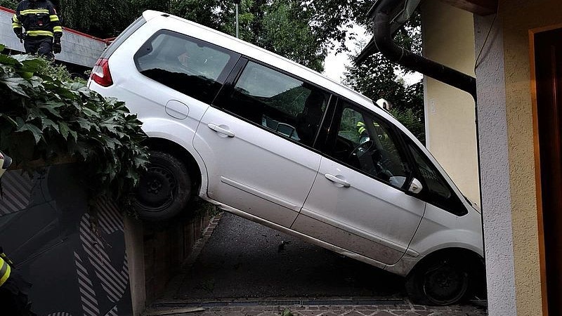 Im Bezirk Voitsberg (ST) krachte ein Auto gegen eine Hausmauer, verfehlte die Bewohner nur knapp.