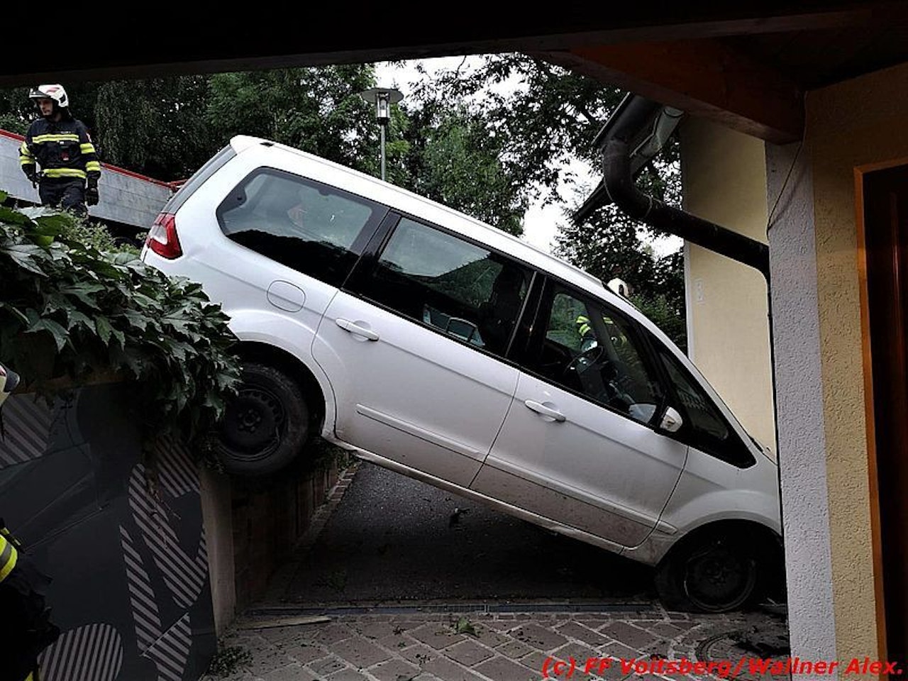 Heute.at - Auto kracht gegen Hausmauer, verfehlt Bewohner knapp