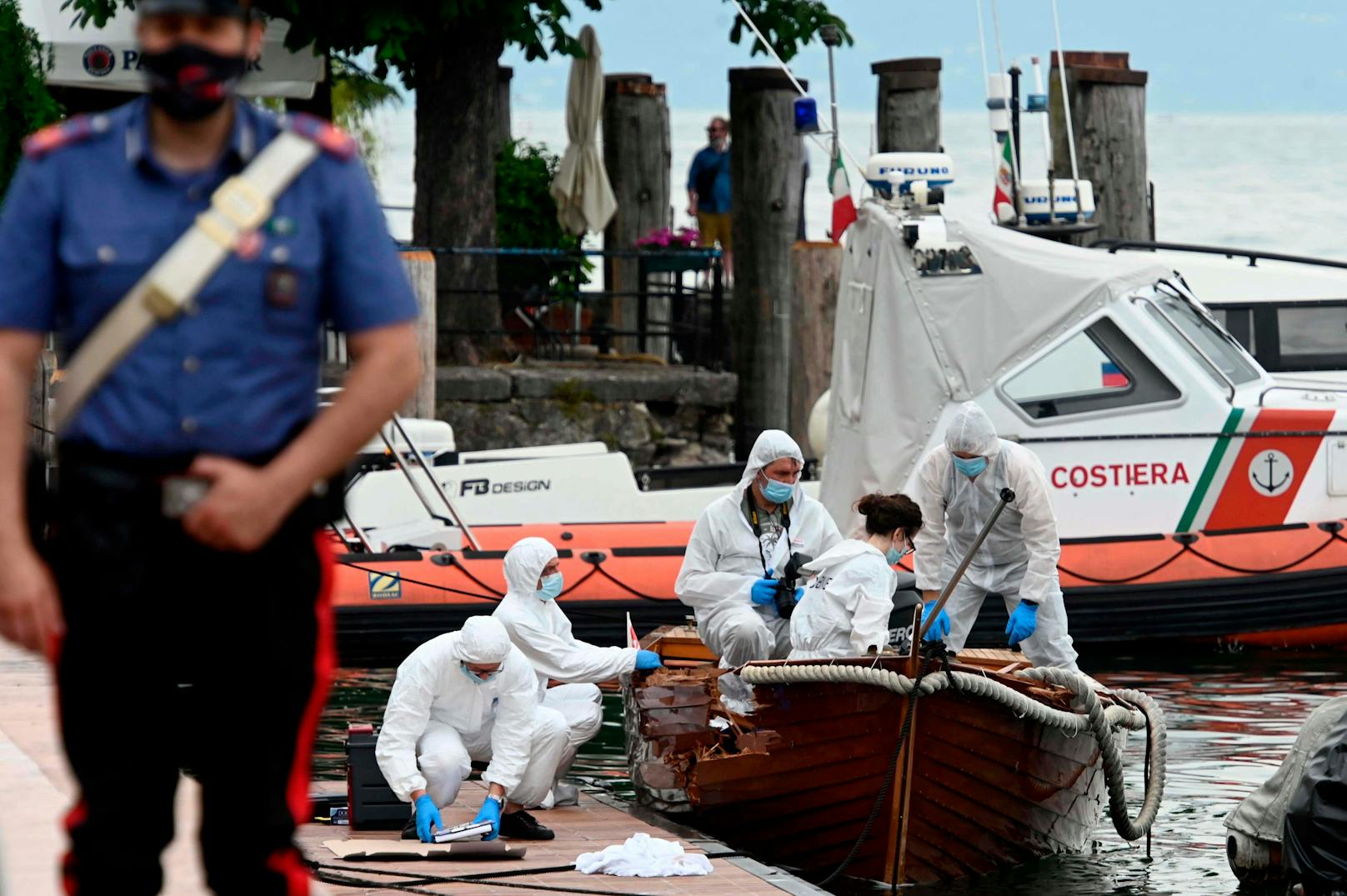 Die italienische Forensiker untersuchen den Schaden an dem Boot, auf dem ein italienisches Paar ums Leben kam.