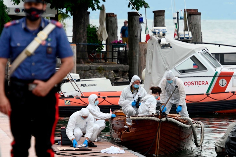 Die italienische Forensiker untersuchen den Schaden an dem Boot, auf dem ein italienisches Paar ums Leben kam.